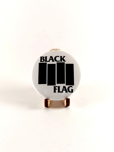 Black flag spilla - black, calamita